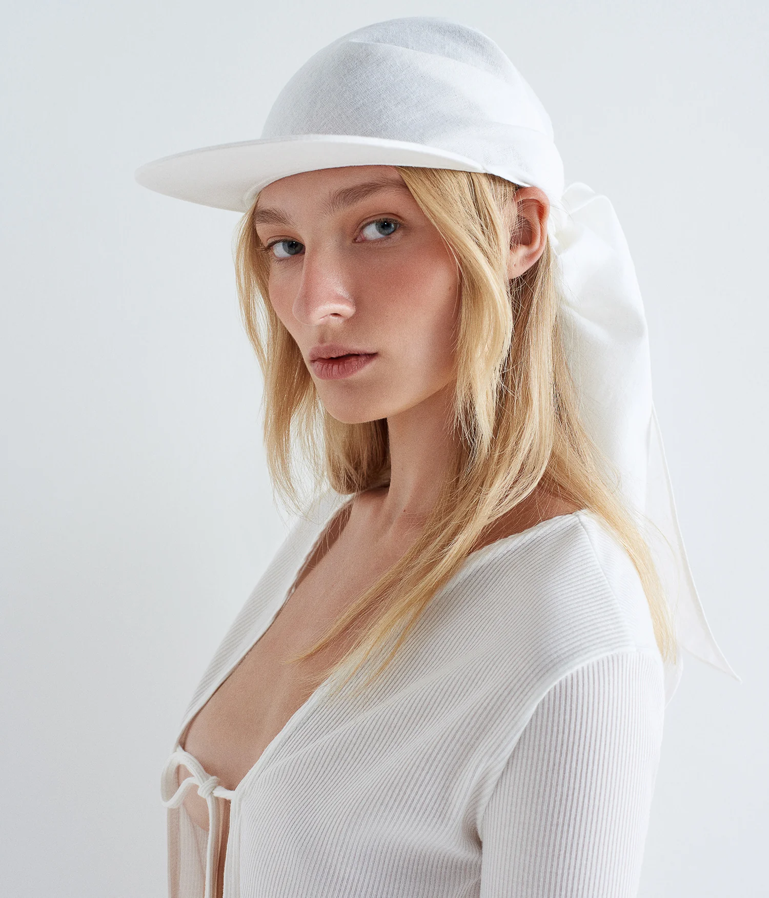 SCARF WITH VISOR IN WHITE